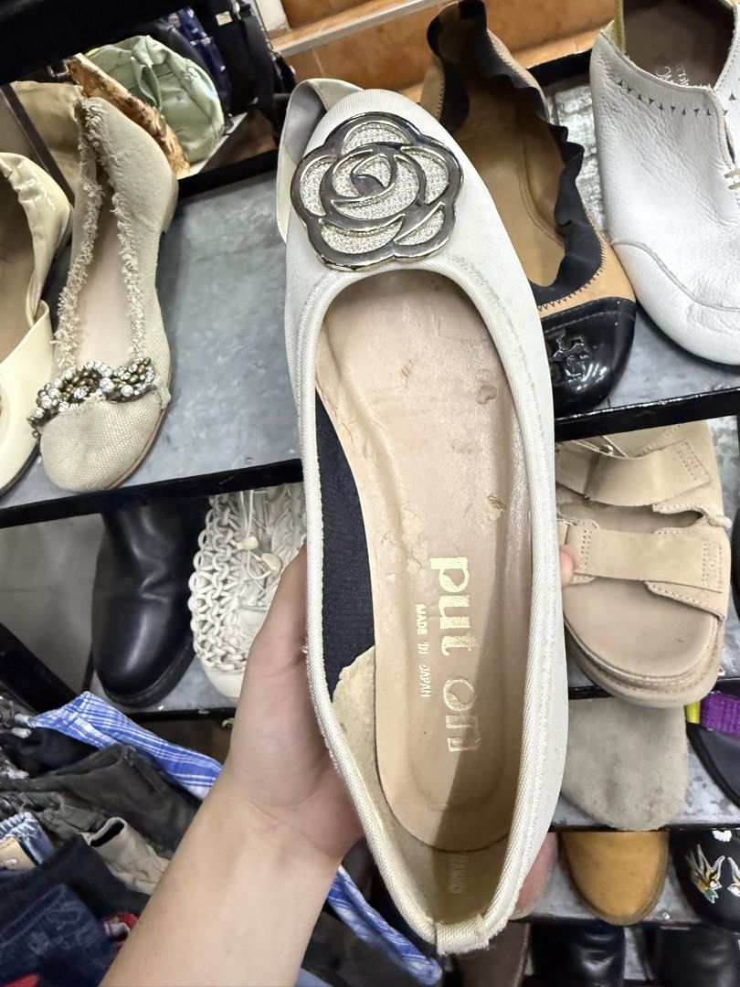 put on white flat shoes with rose flower accent (Category: Flats & Sandals) located in Abucay. Submitted by fastlion.584bdf (Listing ID 1470649688, Image 2). Description: - Brand/Origin: Put On (Made in Japan) - Style: White canvas slip-on flat shoes with a statement large rose flower brooch - Size: 24.0 EEE (Wide fit) - Sole: Textured rubber for good grip - Condition: Good exterior canvas, but please note inner lining shows peeling and wear near