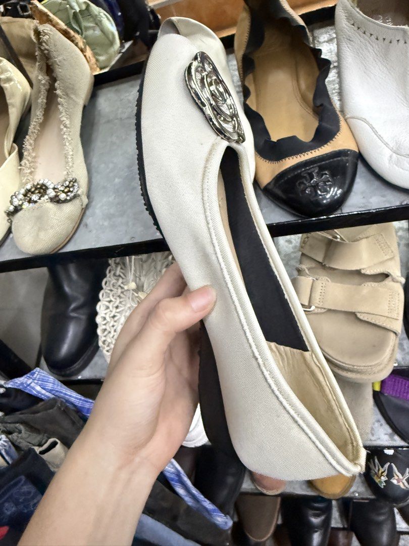 put on white flat shoes with rose flower accent (Category: Flats & Sandals) located in Abucay. Submitted by fastlion.584bdf (Listing ID 1470649688, Image 3). Description: - Brand/Origin: Put On (Made in Japan) - Style: White canvas slip-on flat shoes with a statement large rose flower brooch - Size: 24.0 EEE (Wide fit) - Sole: Textured rubber for good grip - Condition: Good exterior canvas, but please note inner lining shows peeling and wear near