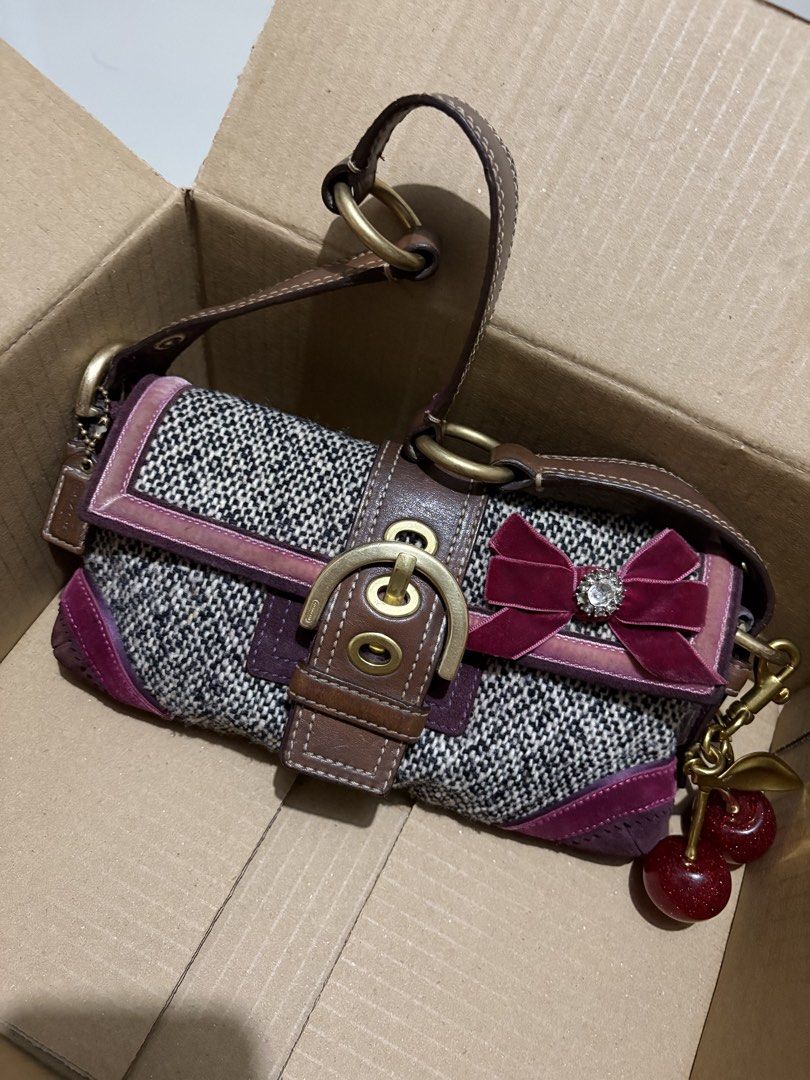 rare coach soho tweed (Category: Shoulder Bags) located in Pasig City. Submitted by bagsby.camillah (Listing ID 1470676695, Image 1). Description: good condition no issues normal sign of used only.