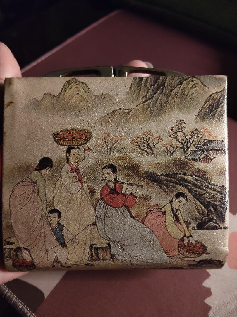 Rare japan wallet (Category: Wallets & Card holders) located in Quirino. Submitted by megay12 (Listing ID 1470692587, Image 3). Description: Rare find japan wallet.. medium size.. gandara nia sulit 😊.