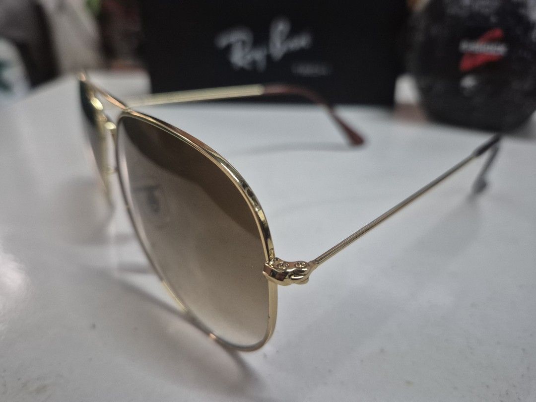Rayban AVIATOR Classic mabigat lenses (Category: Sunglasses & Eyewear) located in Cavite. Submitted by wearit_again (Listing ID 1470621626, Image 2). Description: RAYBAN AVIATOR NO ISSUE JAPAN SURPLUS GALING.