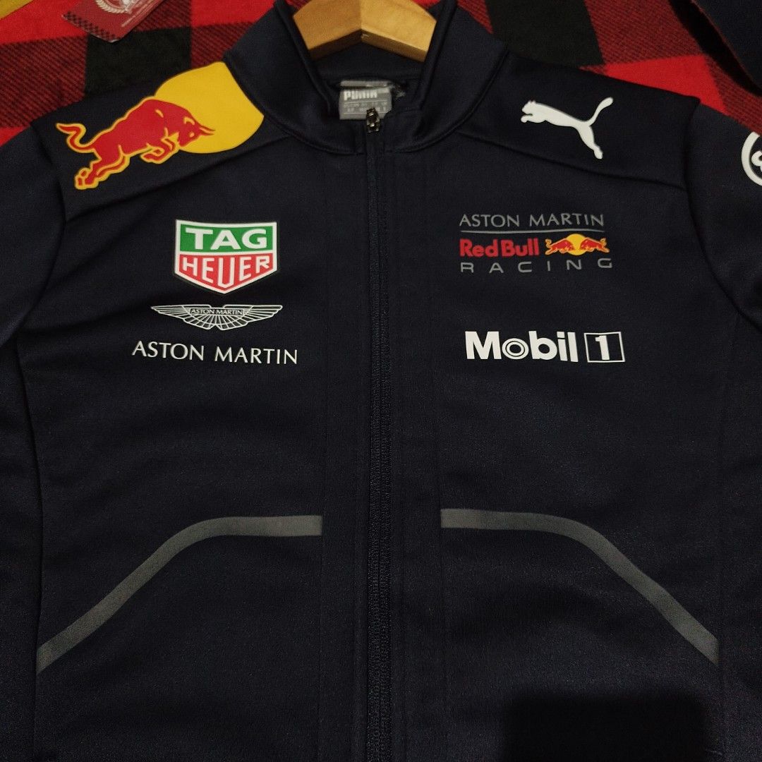 REDBULL PUMA F1 2018 TEAM SOFT SHELL JACKET (Category: Coats, Jackets and Outerwear) located in Subic. Submitted by racearchives_jep (Listing ID 1470581030, Image 3). Description: 20x27.