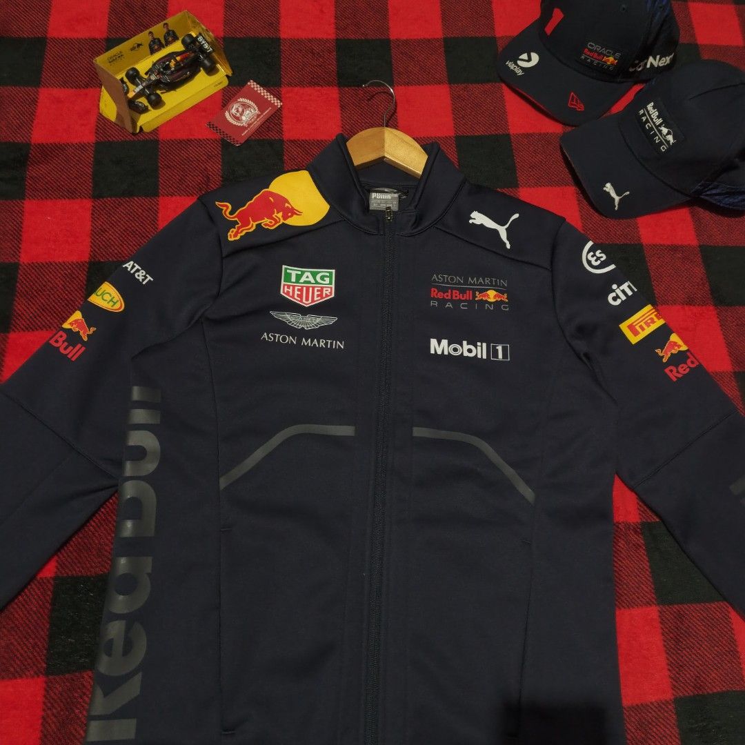 REDBULL PUMA F1 2018 TEAM SOFT SHELL JACKET (Category: Coats, Jackets and Outerwear) located in Subic. Submitted by racearchives_jep (Listing ID 1470581030, Image 2). Description: 20x27.