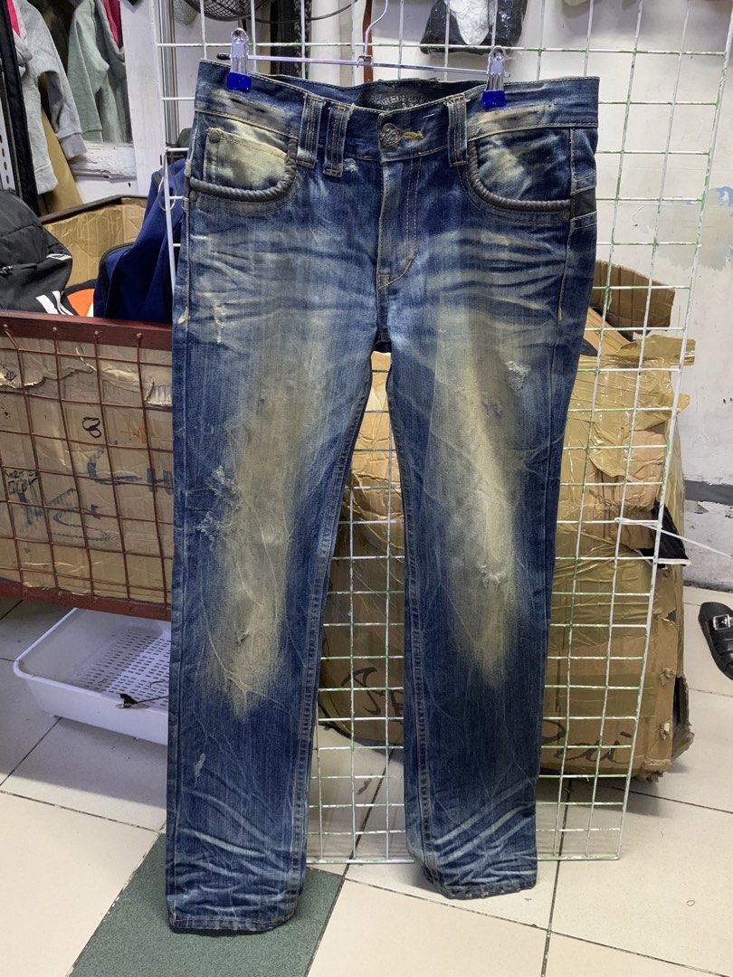 REDPEPPER Y2K JEANS (Category: Jeans) located in Caloocan City. Submitted by thriftz2.spaze (Listing ID 1470659928, Image 2). Description: Red Pepper Y2K-style distressed straight-leg denim jeans featuring skull and crossbones embroidery, metal stud details, and a branded waist patch Waist: 32 in Length: 44.5 in Hips: 38.5 in Open Leg: 7.5 in Rise: 9 in.