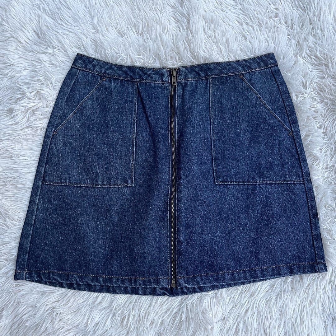 Refuge Denim Zip-Front Skirt Size L (Category: Skirts) located in Cuyapo. Submitted by Ashtyn.Pre.Loved (Listing ID 1470739934, Image 1). Description: - Brand: Refuge - Size: Large - Color/Wash: Dark wash denim - Material: 100% cotton - Closure: Full-length front metal zipper - Pockets: Two large front utility pockets - Origin: Made in China - Condition: Brand new with tag attached.