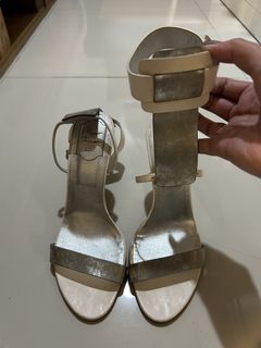 (Category: ) located in . Submitted by miss.manolos.closet (Listing ID 1470561821, Image 1). Description: .