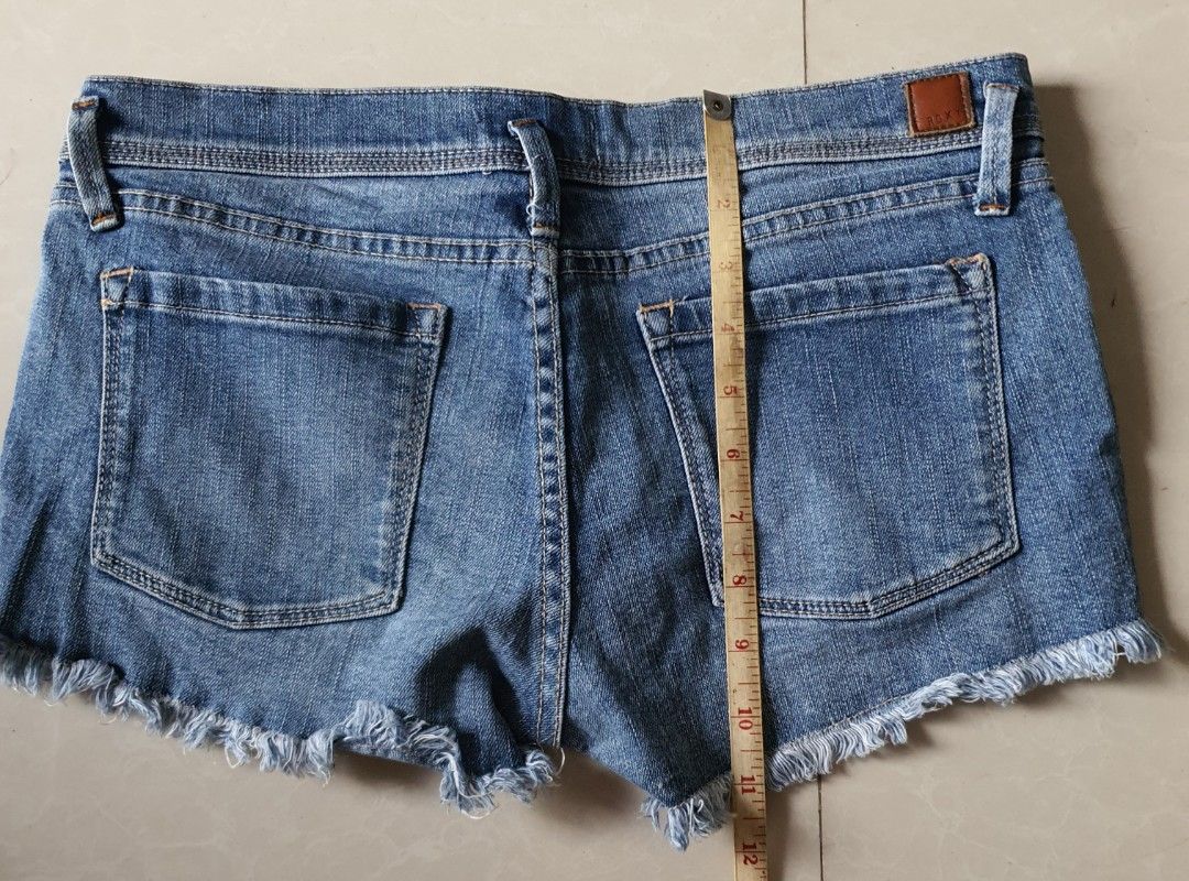 Roxy Denim Boho Woven Front Panel Cutoff Shorts (Category: Shorts) located in Meycauayan. Submitted by shoptoown (Listing ID 1470573839, Image 3). Description: - Brand: Roxy - Size: 7/28 - Style: Denim cutoff shorts with raw fringe hems and classic 5-pocket design - Details: Unique multicolored woven boho pattern panel on the front, button fly - Wash: Blue wash denim - Condition: Great festival-ready piece!.