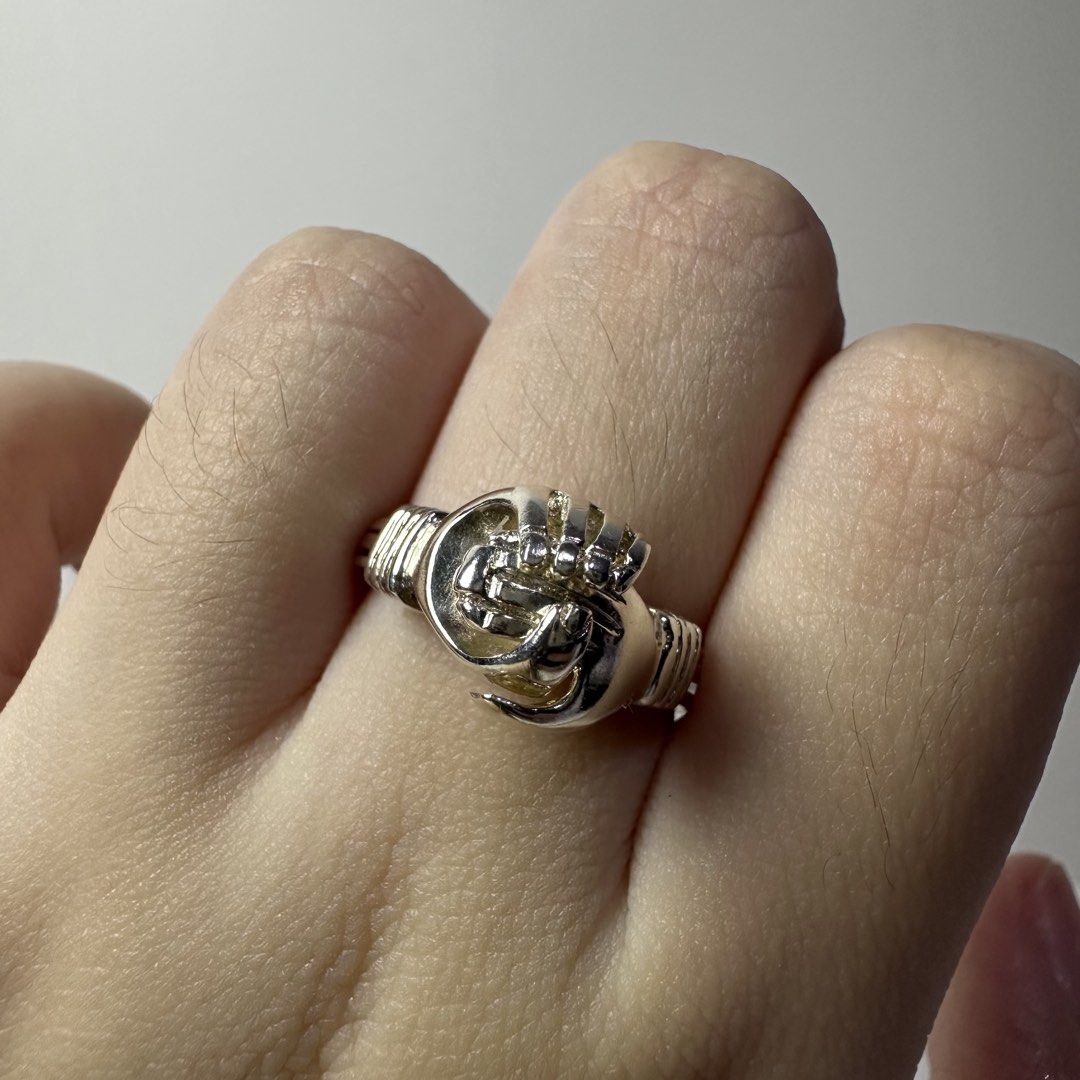 s925 fede gimmel ring WITH FLAW (READ DESCRIPTION) (Category: Rings) located in Pakil. Submitted by primrosehearts (Listing ID 1470694412, Image 3). Description: brand new never been used but with flaw: missing pivot pin hinge! (the lock that keeps the rings together) .