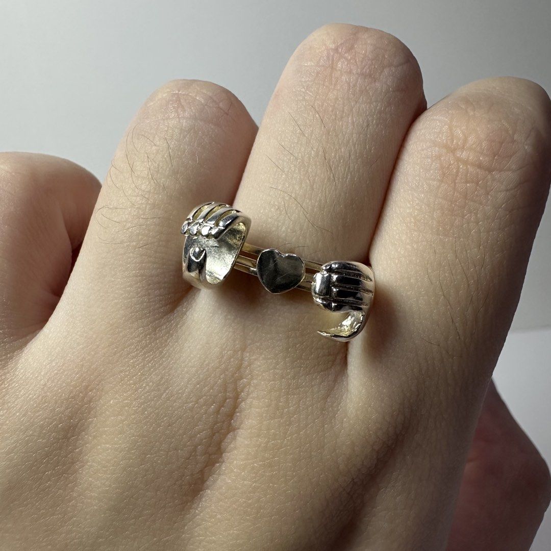 s925 fede gimmel ring WITH FLAW (READ DESCRIPTION) (Category: Rings) located in Pakil. Submitted by primrosehearts (Listing ID 1470694412, Image 2). Description: brand new never been used but with flaw: missing pivot pin hinge! (the lock that keeps the rings together) .