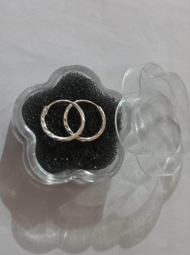 S925 loop earings 10×12.5mm (Category: Earrings) located in Manila. Submitted by belenalejo0917 (Listing ID 1470577996, Image 2). Description: this is a brandnew Unisilver loop earings. sf shouldered by buyer.