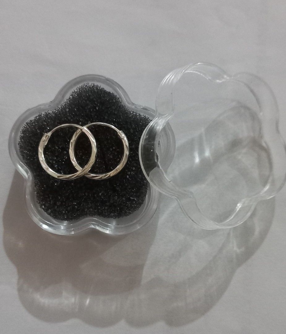 S925 loop earings 10×12.5mm (Category: Earrings) located in Manila. Submitted by belenalejo0917 (Listing ID 1470577996, Image 3). Description: this is a brandnew Unisilver loop earings. sf shouldered by buyer.