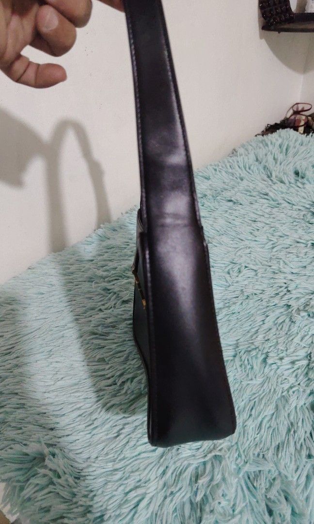 Saint laurent hobo bag (Category: Luxury Bags & Wallets) located in Quezon City. Submitted by thriftmo19 (Listing ID 1470653373, Image 2). Description: Excellent condition No issue at all 7k only.
