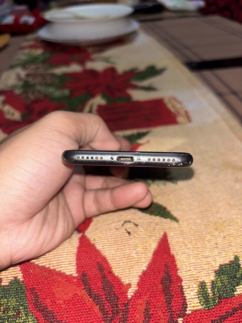 Sale iphone 8 64gb (Category: iPhone 8 Series) located in Manila. Submitted by silverstorm.52d028 (Listing ID 1470557866, Image 2). Description: Sale iphone 8 64gb honest issue dents palit bat nasakin pa yong original 2500 nlng .