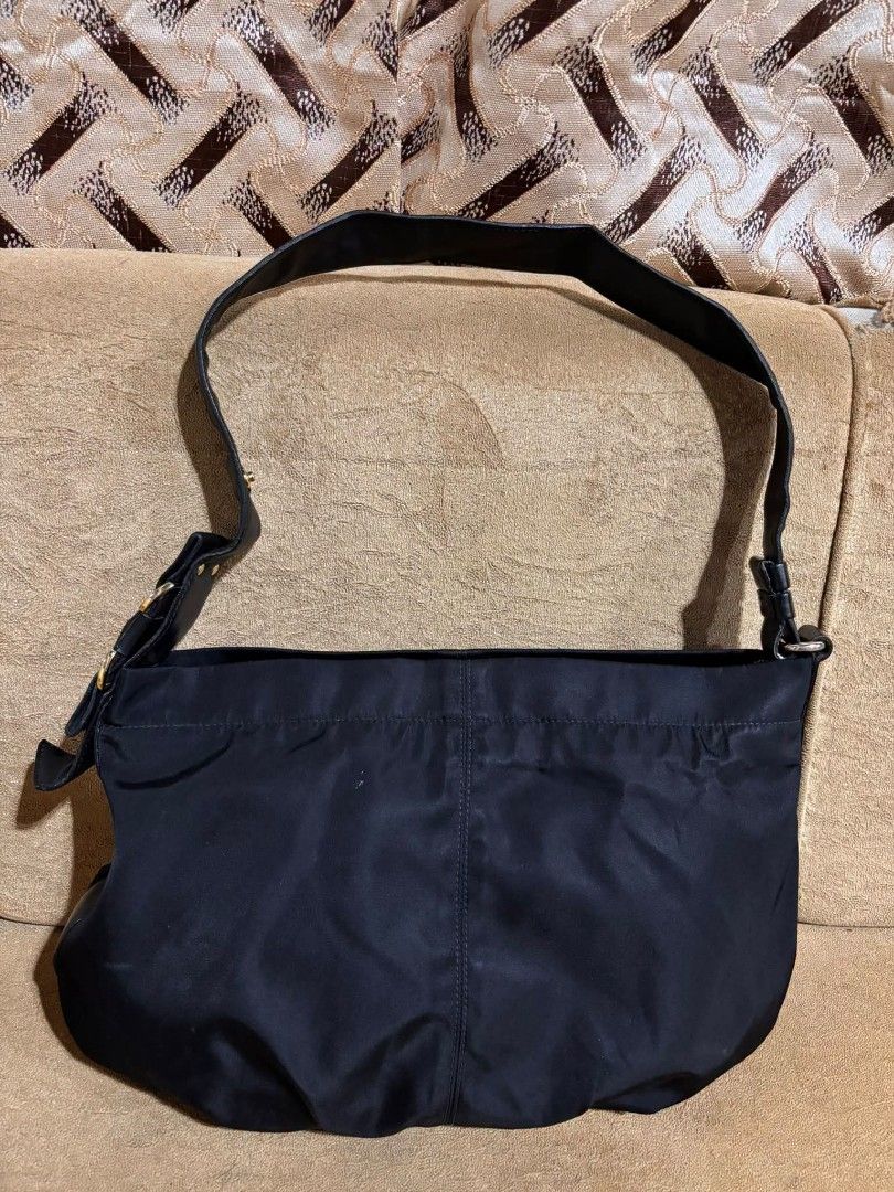 Salvatore Ferragamo (Category: Luxury Bags & Wallets) located in Dumaguete. Submitted by camillaolshoppe2 (Listing ID 1470640997, Image 3). Description: authentic Ferra excellent condition Ganda pa.