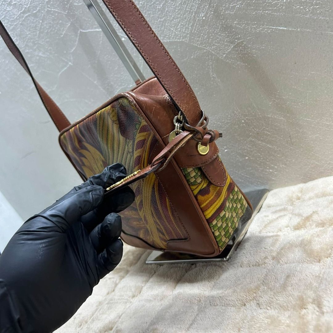 SALVATORE FERRAGAMO VINTAGE SLINGBAG (Category: Shoulder Bags) located in Caloocan City. Submitted by j3ngsanity (Listing ID 1470581237, Image 3). Description: ISSUE : MINIMAL SIGN OF USAGE / MIN LOOSE ADESSIVE SA PINAG DUGTUNGAN NG PANEL DI NAKAKA APEKTO SA PERFORMANCE / MIN LEATHER SCRATCH.