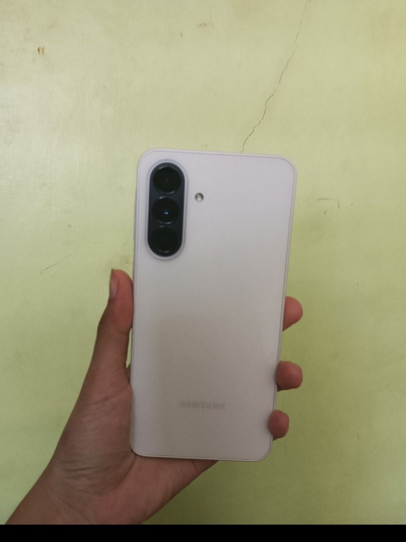 Samsung Galaxy A37 5g (Category: Samsung) located in Caloocan City. Submitted by chantrea_lee (Listing ID 1470596060, Image 3). Description: Samsung Galaxy A37 5G Original price:29,000 selling it for 13,500 Storage:8GB-128GB Processor:Exynos 1480 Super AMOLED display 5000maH battery 45 watts super fast charging inclusions ✅️original box ✅️charging cable ✅️1 case 3 months old.