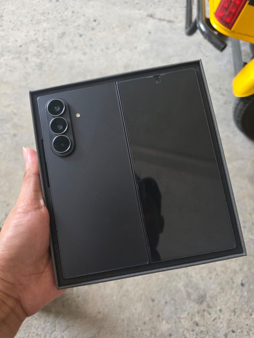 Samsung Z Fold 7 - 1TB storage (Category: Samsung) located in Manila. Submitted by enego0421 (Listing ID 1470592335, Image 2). Description: 🔸️Location: Taguig 🔸️No swap 🔸️Can do LBC 🔸️Cash or online payment ✅️️12gb/1 TB storage ✅️️Dual sim / openline / NTC approved ✅️Original box ✅️️Original cord ✅️️Phone case 📍Gagamitin nalang po 99% Flawless No dents Medyo pwede pa sa maselan..