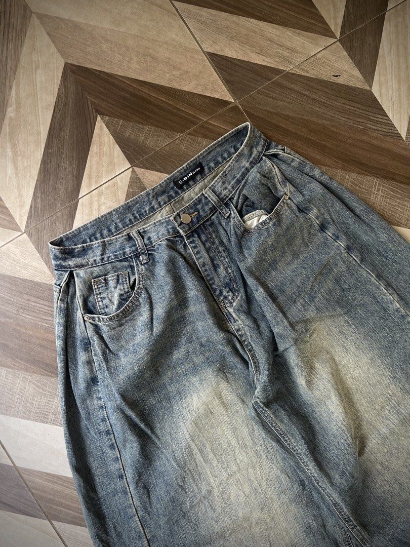 S-Bin Blue Washed Baggy Jeans (Category: Jeans) located in Pagadian. Submitted by thrift.wrld (Listing ID 1470651539, Image 2). Description: ( S-Bin Blue Washed Baggy Jeans ) Dimensions: • Waist: 31 • Length: 41 • Thigh: 16.5 • Hem: 12 Drop Prices: • Mine: 500 + ₱9O shipping fee (sf) Details: • 1O/1O Color rate • Flawless, Good condition with zero flaws • Need wash • Hard Denim.