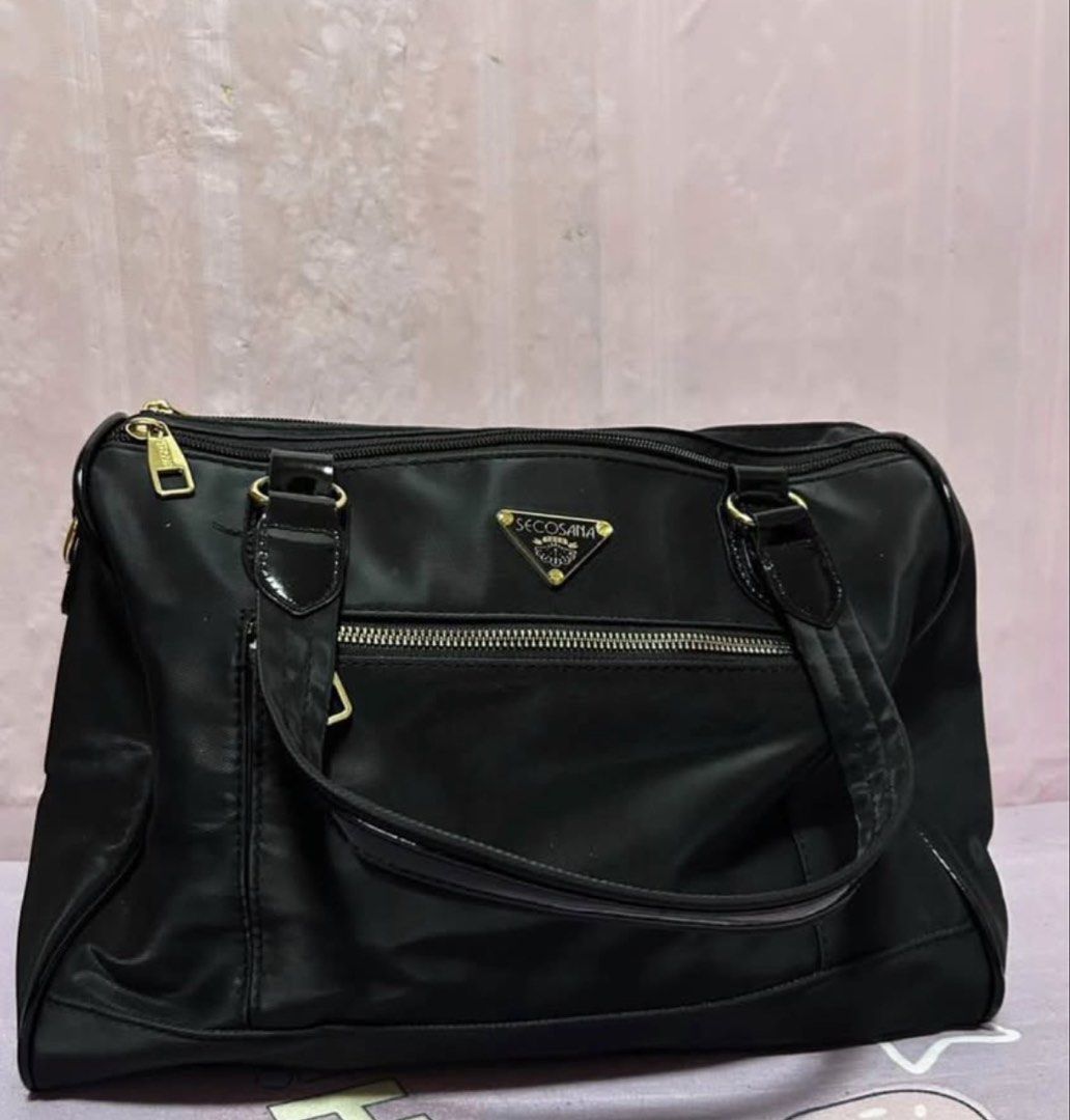 Secosana Black Nylon Shoulder Bag Tote (Category: Shoulder Bags) located in Manila. Submitted by harmsluv (Listing ID 1470645334, Image 1). Description: BRAND NEW SECOSANA HAND/BODY BAG ✨👜 ✨Brand new and never been used ✨Can be used as a hand bag or body/crossbody bag ✨Actual pictures posted 📸 ✨Bought for ₱999 sa SM STORE ✨Selling for ₱450 ✨Delivery fee to be shouldered by the buyer ✨Location: FAIRVIEW QC ✨Payment via GCASH/BANK TRANSFER Feel f