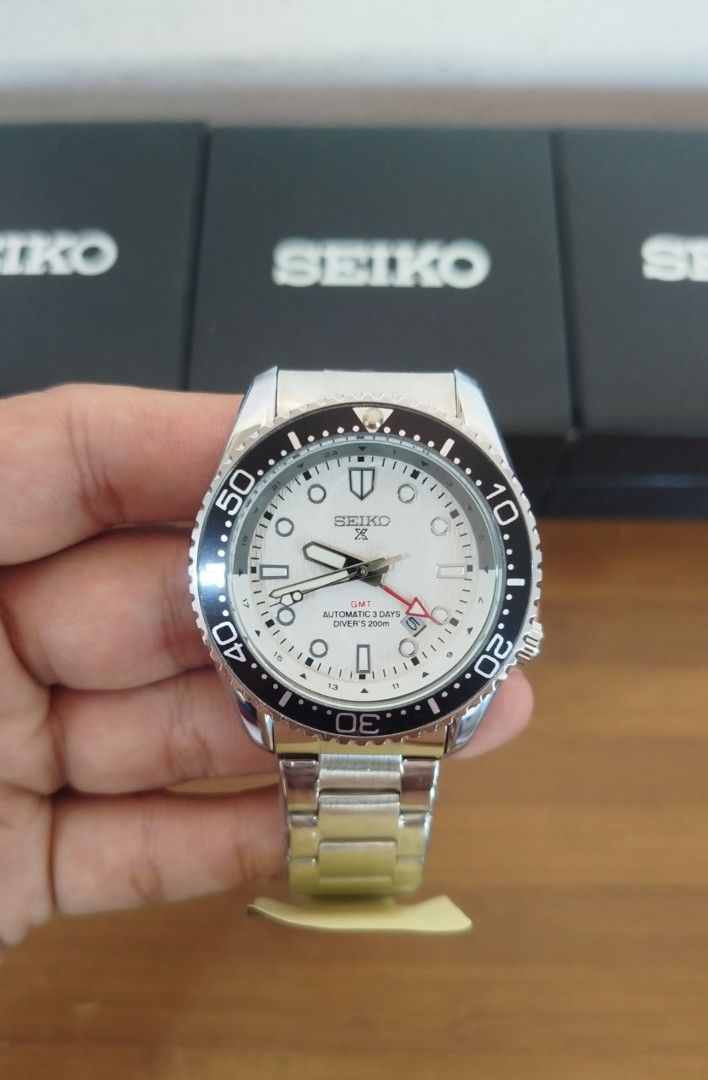Seiko GMT Seiko Divers GMT Prospex (Category: Men's Watches) located in Bacoor. Submitted by looty1991 (Listing ID 1470595727, Image 2). Description: Seiko Divers GMT -40mm -1500 each Seiko GMT -42mm -1500 each.