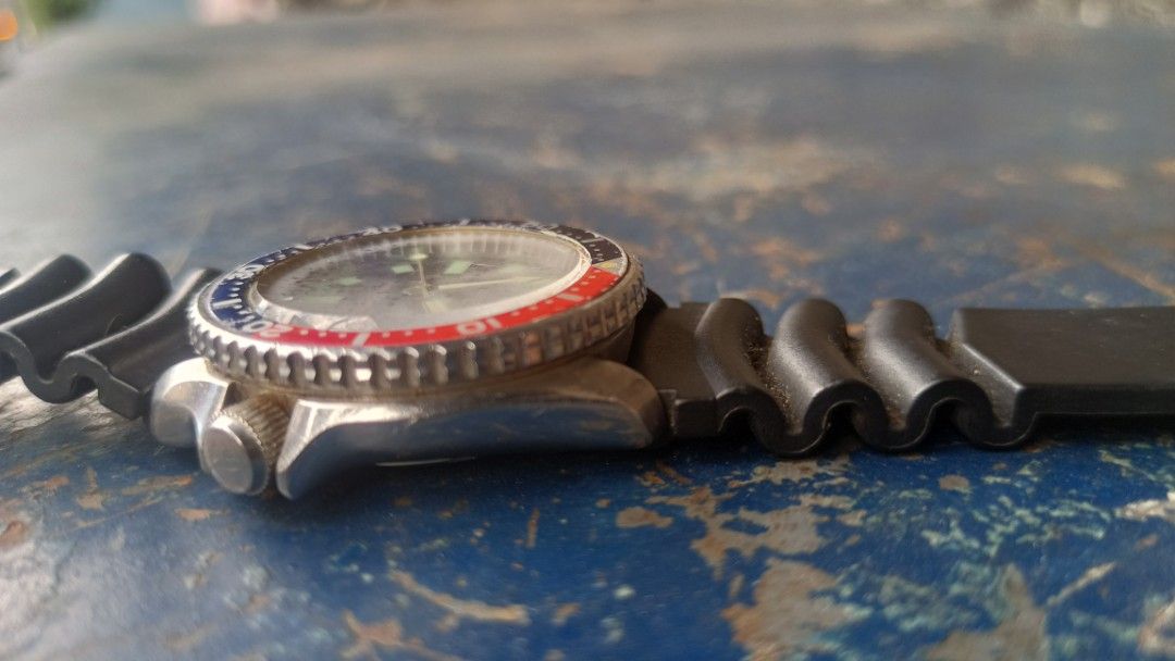 Seiko Scuba Diver's Pepsi Bezel (Category: Men's Watches) located in Manila. Submitted by mbk.thrift (Listing ID 1470567194, Image 3). Description: - Brand: Seiko Scuba Diver's Automatic Watch - Bezel: Classic Pepsi (Blue and Red) - Dial: Black with luminous hands and hour markers, featuring a day and date display at 3 o'clock - Case: Stainless steel with a screw-down crown - Strap: Original ribbed black rubber dive strap - Details: Model number 