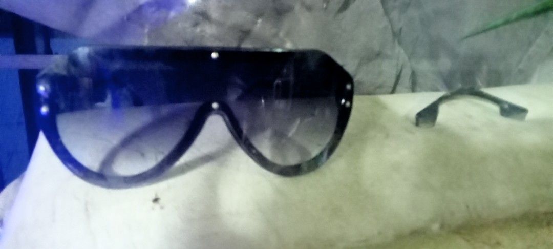 Serengeti Sunglasses with Hard Case (Category: Sunglasses & Eyewear) located in Paranaque City. Submitted by dimaguilaa24827 (Listing ID 1470640289, Image 1). Description: - Brand: Serengeti - Lenses: Premium tinted gradient glass - Frame: Durable metal with solid hinges for a comfortable fit assortedsokd per PC08971752976 - Condition: Ready to wear - Inclusions: Original hard protective case with brand logo - Best for: Driving, outdoor activitie