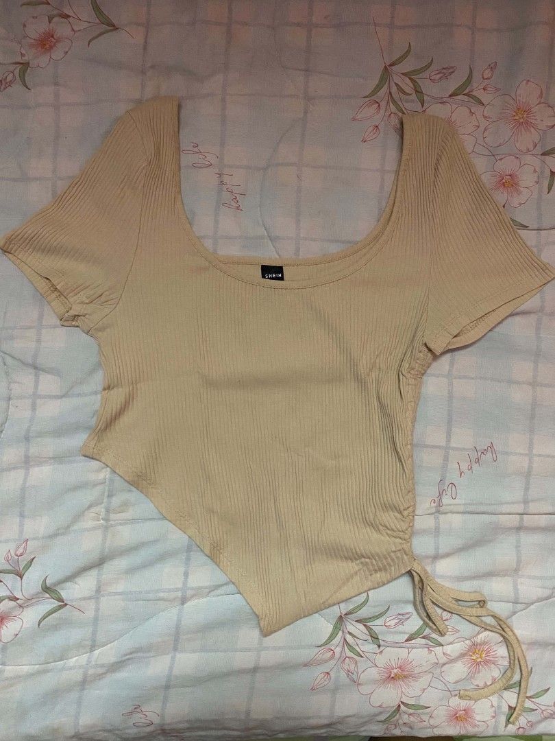 SHEIN Beige Ribbed Asymmetrical Drawstring Crop Top (Category: Sleeveless) located in Bay. Submitted by doreendavasol2 (Listing ID 1470739941, Image 2). Description: - Brand: SHEIN - Color: Beige M-L.