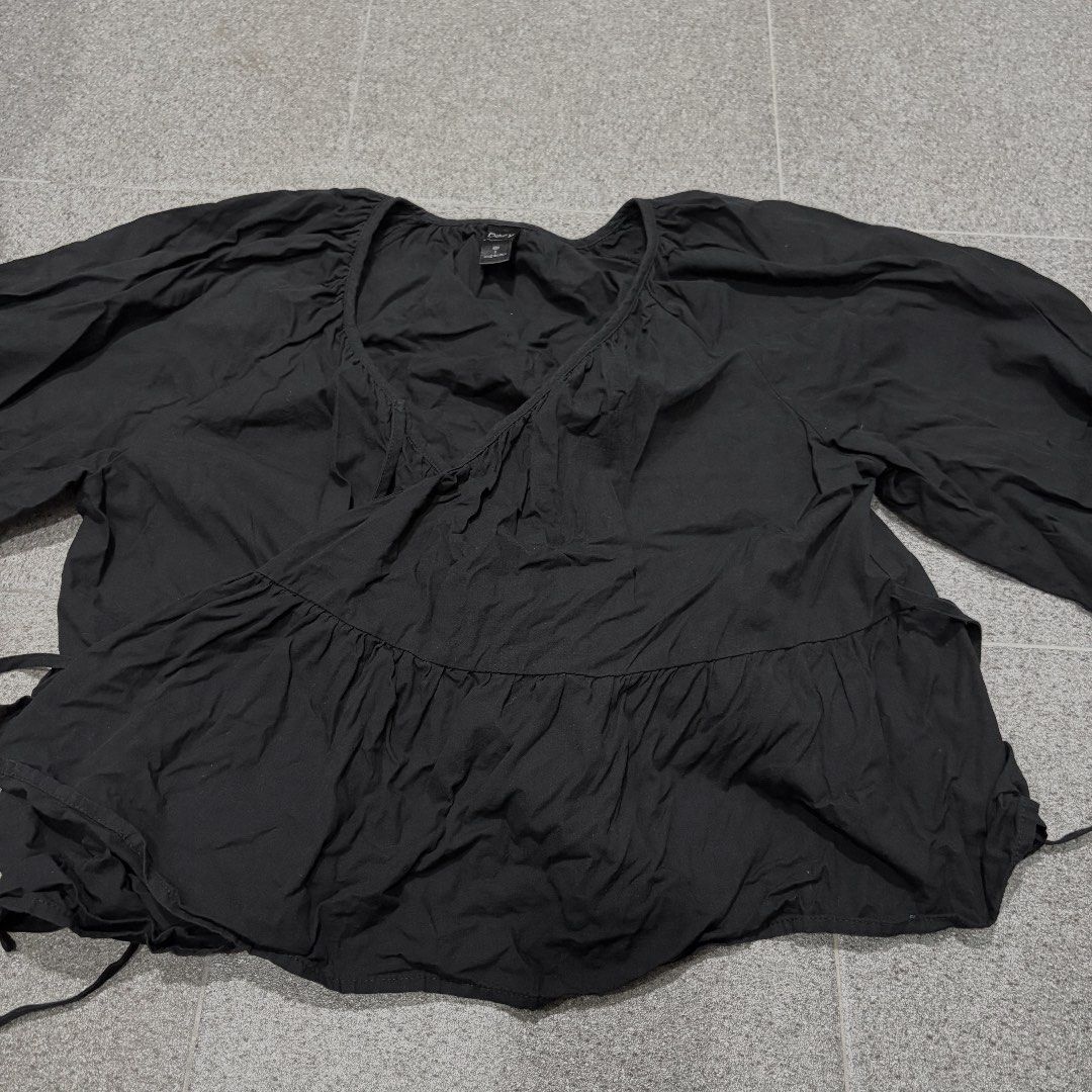SHEIN Black Wrap VNeck Blouse (Category: Blouses) located in San Fernando. Submitted by louluntian (Listing ID 1470657116, Image 1). Description: 𝐂𝐨𝐧𝐝𝐢𝐭𝐢𝐨𝐧: Needs washing | No issues 𝐋𝐨𝐜𝐚𝐭𝐢𝐨𝐧: Pampanga 𝐌𝐎𝐏: GCASH Only 𝐂𝐨𝐮𝐫𝐢𝐞𝐫: Lalamove | J&T Express (Shipping fee c/o buyer) .
