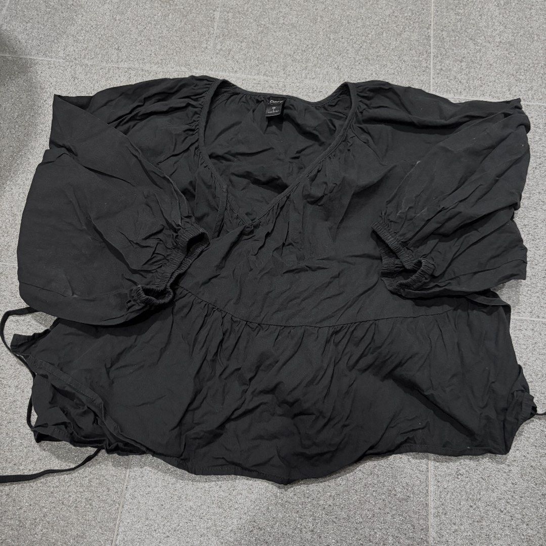 SHEIN Black Wrap VNeck Blouse (Category: Blouses) located in San Fernando. Submitted by louluntian (Listing ID 1470657116, Image 2). Description: 𝐂𝐨𝐧𝐝𝐢𝐭𝐢𝐨𝐧: Needs washing | No issues 𝐋𝐨𝐜𝐚𝐭𝐢𝐨𝐧: Pampanga 𝐌𝐎𝐏: GCASH Only 𝐂𝐨𝐮𝐫𝐢𝐞𝐫: Lalamove | J&T Express (Shipping fee c/o buyer) .