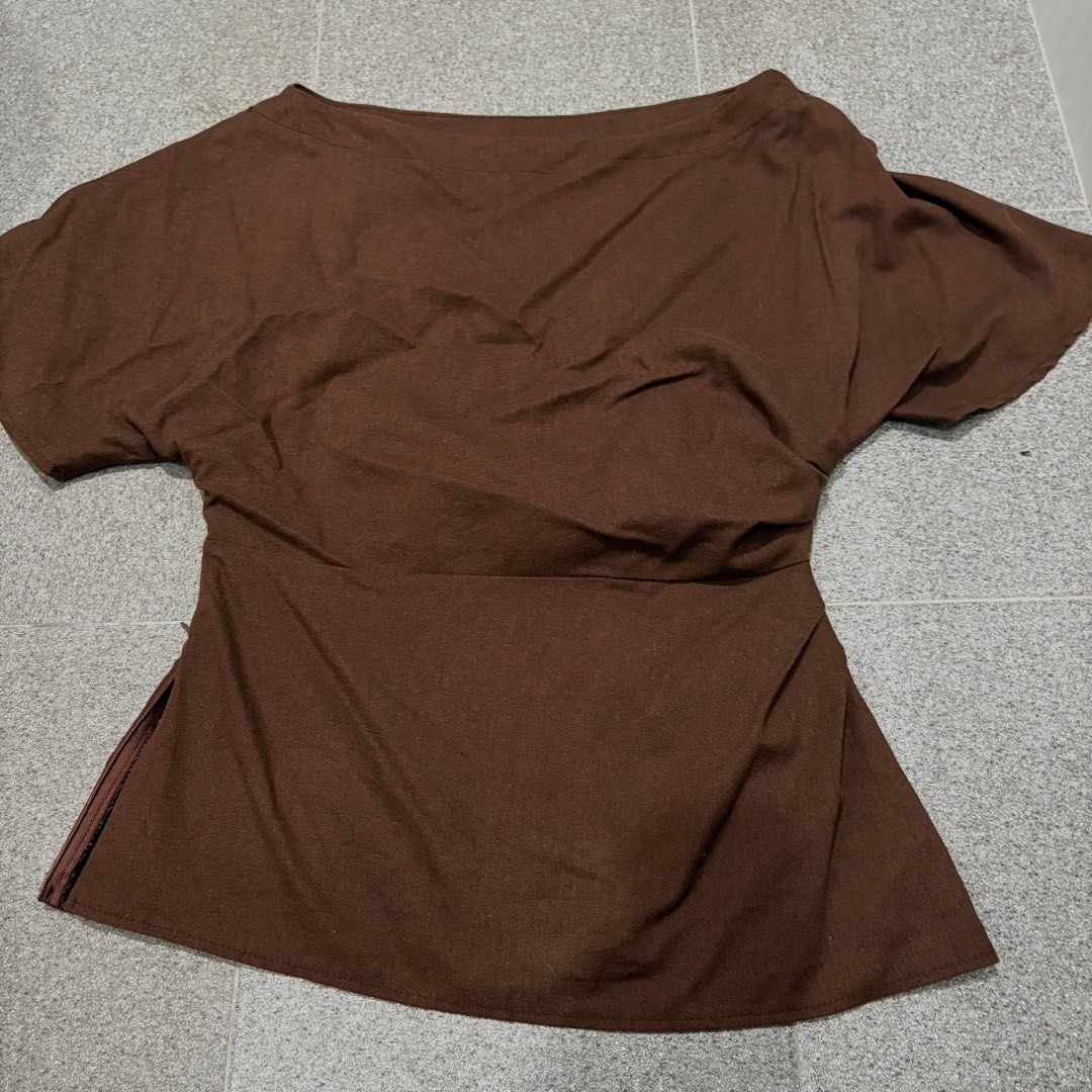 SHEIN Brown Linen Asymmetrical Off Shoulder Top (Category: Blouses) located in San Fernando. Submitted by louluntian (Listing ID 1470656595, Image 3). Description: 𝐂𝐨𝐧𝐝𝐢𝐭𝐢𝐨𝐧: Needs washing | No issues 𝐋𝐨𝐜𝐚𝐭𝐢𝐨𝐧: Pampanga 𝐌𝐎𝐏: GCASH Only 𝐂𝐨𝐮𝐫𝐢𝐞𝐫: Lalamove | J&T Express (Shipping fee c/o buyer) .