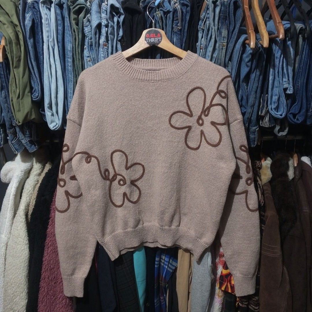 Shein Girls Floral Pattern Drop ahoulder Sweater (Category: Activewear) located in Cabuyao City. Submitted by o.gl.athrift (Listing ID 1470653120, Image 1). Description: Shein Girls Floral Pattern Drop ahoulder Sweater * Large on tag *Manufactured in China 23 Inches width 23 Inches length 22 Inches sleeve length Condition: Like new Colro rate: 10/10 Issue/s: None ❌ Mine: 249 +sf.