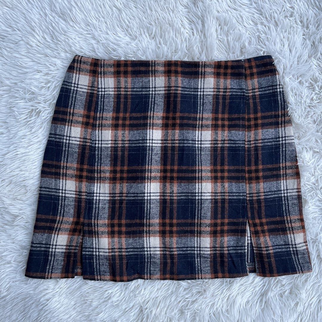SHEIN Plaid Mini Skirt Size L (Category: Skirts) located in Cuyapo. Submitted by Ashtyn.Pre.Loved (Listing ID 1470739452, Image 1). Description: - Brand: Shein - Design: Plaid pattern in blue, brown, and white tones with double front slit details - Closure: Back zipper - Size: L / EU 40-42 / US 8-10 - Style Tip: Great for autumn outfits; easy to style with boots and sweaters.