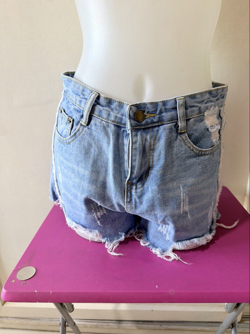 Short jeans (Category: Shorts) located in Manila. Submitted by hellokittyjhoe (Listing ID 1470697921, Image 1). Description: .