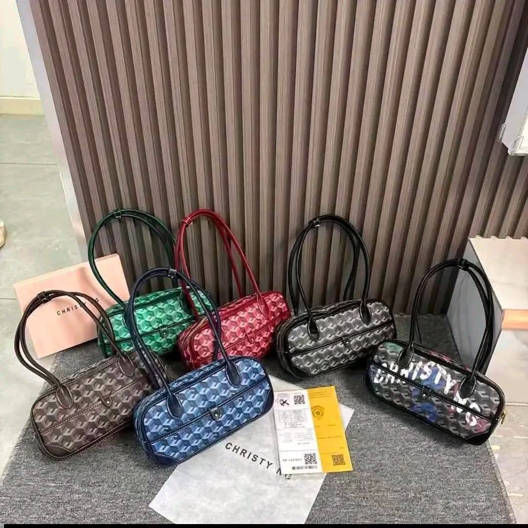 Shoulder bag CNg (Category: Shoulder Bags) located in Mandaluyong City. Submitted by shopmla (Listing ID 1470588847, Image 2). Description: Shoulder body bag CNg Php 650. With bag/dust bag.