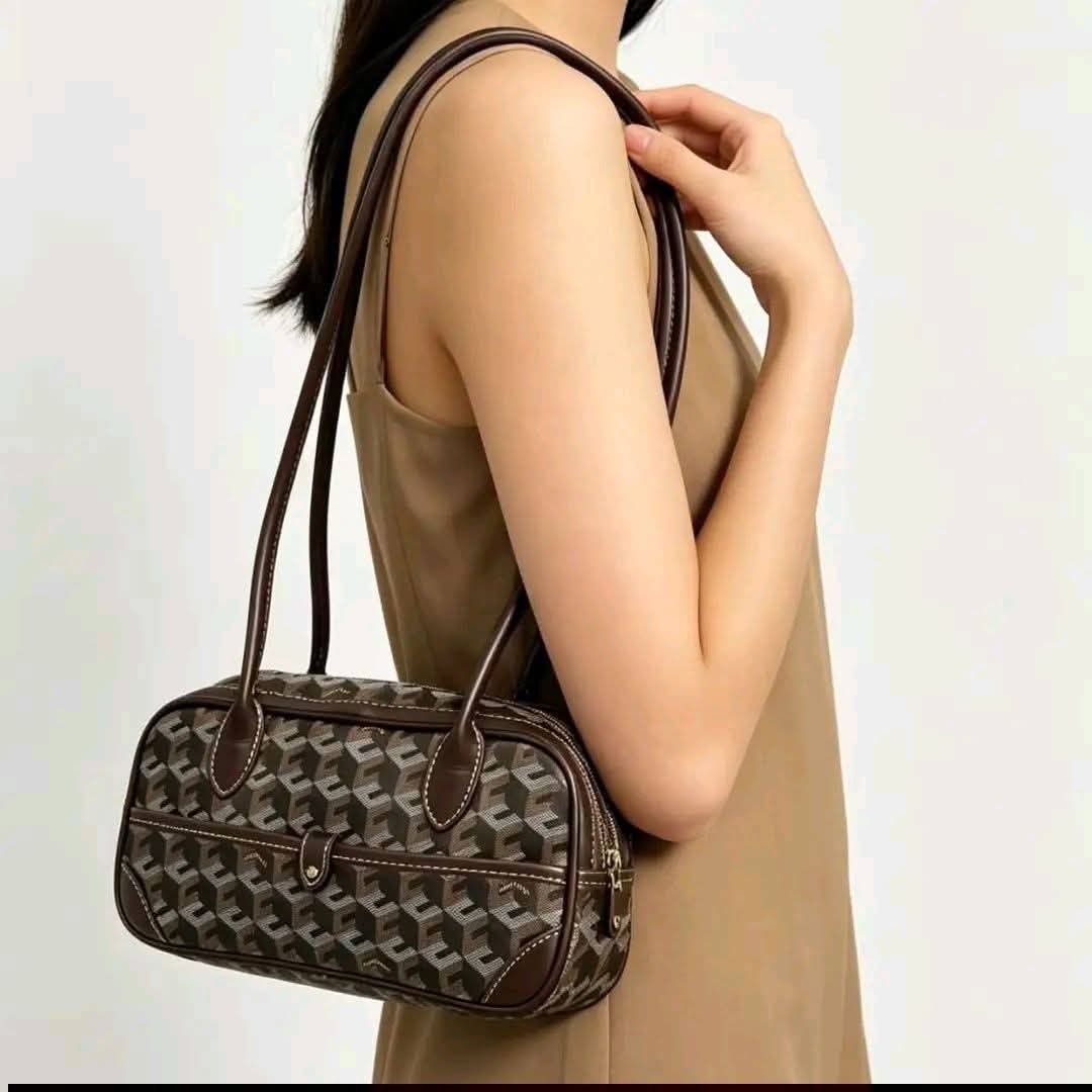 Shoulder bag CNg (Category: Shoulder Bags) located in Mandaluyong City. Submitted by shopmla (Listing ID 1470588847, Image 1). Description: Shoulder body bag CNg Php 650. With bag/dust bag.