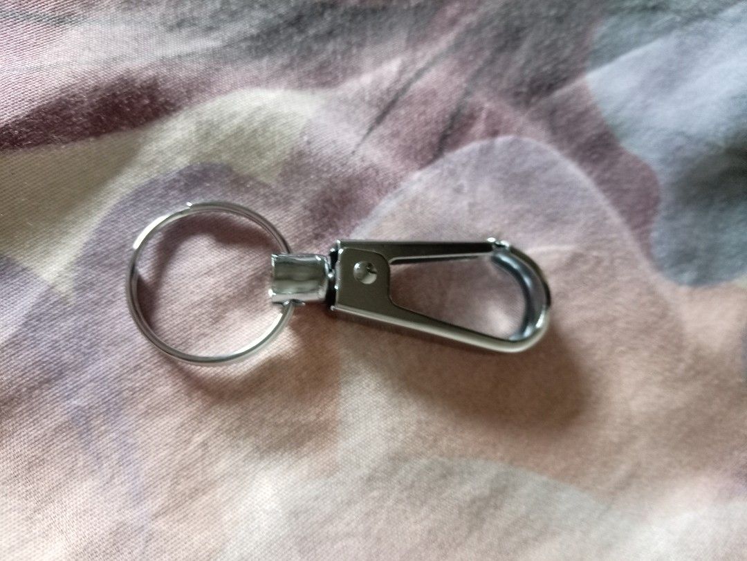 Silver Metal Keychain with Lobster Clasp and Ring (Category: Charms) located in Quezon City. Submitted by chacha30.s (Listing ID 1470658687, Image 2). Description: - Material: Durable metal with a polished chrome finish - Hardware: Spring-loaded lobster clasp clip and standard split ring - Design: Smooth swivel joint connecting the clasp and ring - Usage: Ideal for everyday keys, bag charms, or lanyards . Text me at 09277152134 . Buy na po kayo/O