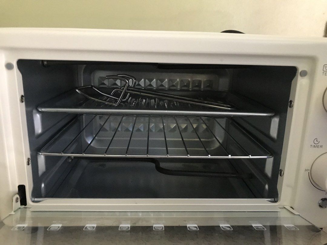 Simplus Electric Oven 10L (Category: Ovens & Toasters) located in Binan City. Submitted by algar13 (Listing ID 1470598095, Image 3). Description: - Brand: Simplus Electric Oven - Color: Clean White - Inclusions: Comes with an internal wire rack and attached plug and box - Condition: Excellent, ready to use - Mode of Payment: Bank Transfer - Shipping: Lalamove/Grab (Buyer shoulders shipping) - Used once.