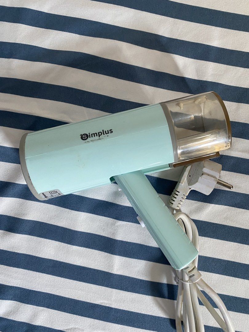Simplus Handheld Garment Steamer (Category: Irons & Steamers) located in Carmona. Submitted by mrll_ (Listing ID 1470568042, Image 2). Description: Selling a Simplus handheld garment steamer in pastel blue. Compact, perfect for quick touch-ups at home or while traveling. Very useful on school or office days very madali mag iron ng damit. Rfs naka stock na lang as wfh. .