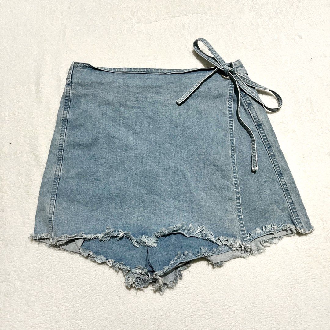 Sixty8ight Light Wash Denim Wrap Skorts Size M (Category: Shorts) located in Binan City. Submitted by veniceao (Listing ID 1470715208, Image 1). Description: PLEASE READ ❤️ Loc: Laguna (open for checkout for cheaper sf—starts at ₱20) For sure buyer: 1. Make an offer. 2. Send your details for confirmation 3. Pay until 3pm the next day I confirm the order. Details: - Brand/Model: Sixty8ight light wash denim - Size: Medium (fits true to size) - Wais