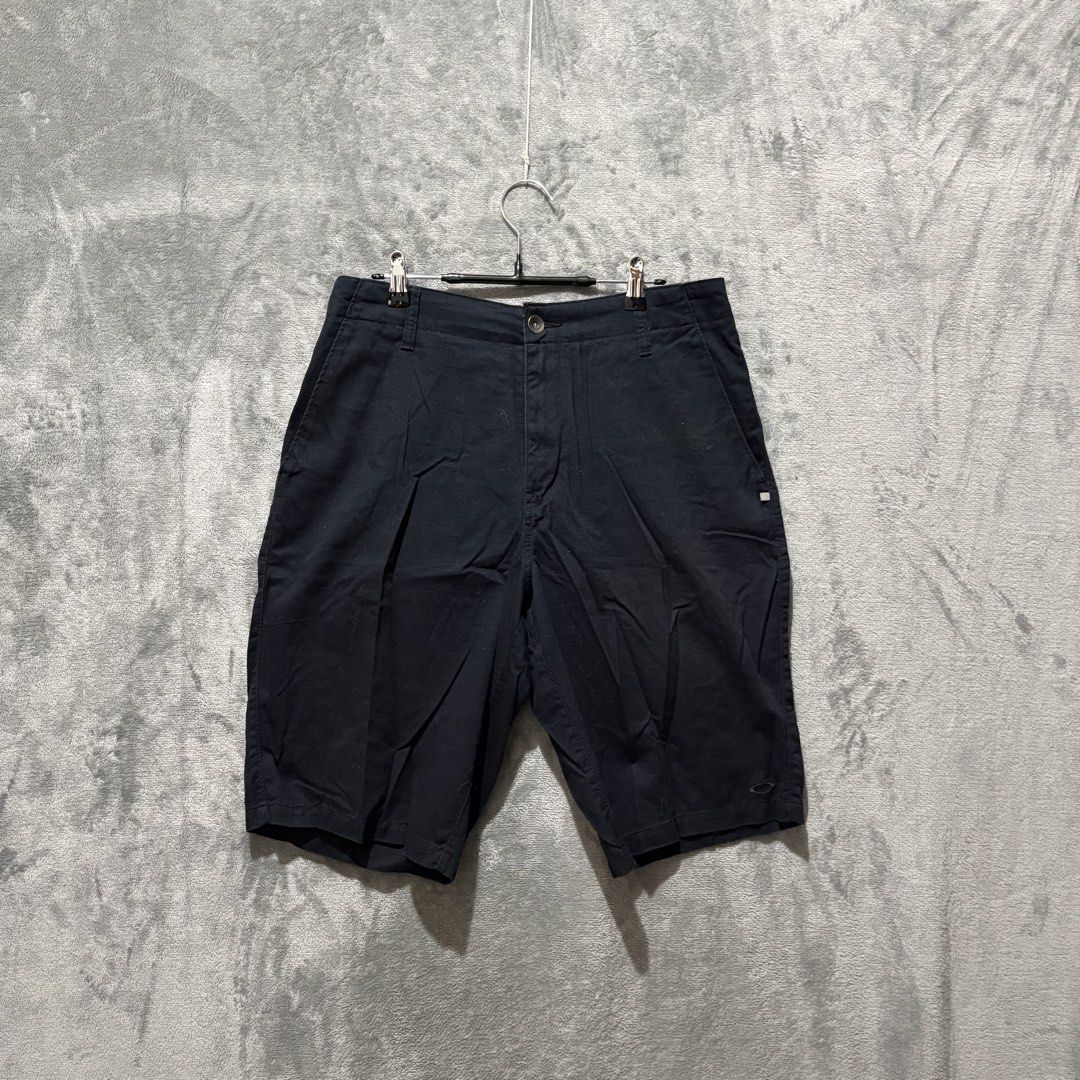 Size 33-34 - Oakley Regular Chino Active Shorts Black (Category: Shorts) located in Tuguegarao City. Submitted by past10 (Listing ID 1470716033, Image 1). Description: Authentic Oakley Regular Fit Chino Active Shorts • Size: Fits Men’s Size 33 to 34 Waist (Note: Inner tags have been cut off, please refer to the exact flat layout measurements below) • Color: Solid Matte Black • Condition: 8.5/10 • No holes, rips, or structural damage. • Deep black