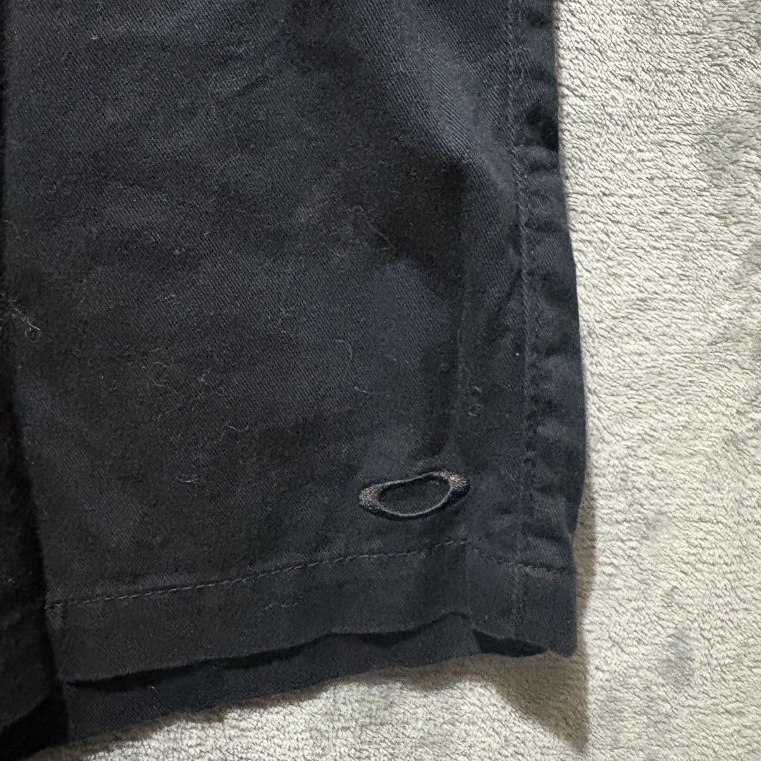 Size 33-34 - Oakley Regular Chino Active Shorts Black (Category: Shorts) located in Tuguegarao City. Submitted by past10 (Listing ID 1470716033, Image 2). Description: Authentic Oakley Regular Fit Chino Active Shorts • Size: Fits Men’s Size 33 to 34 Waist (Note: Inner tags have been cut off, please refer to the exact flat layout measurements below) • Color: Solid Matte Black • Condition: 8.5/10 • No holes, rips, or structural damage. • Deep black