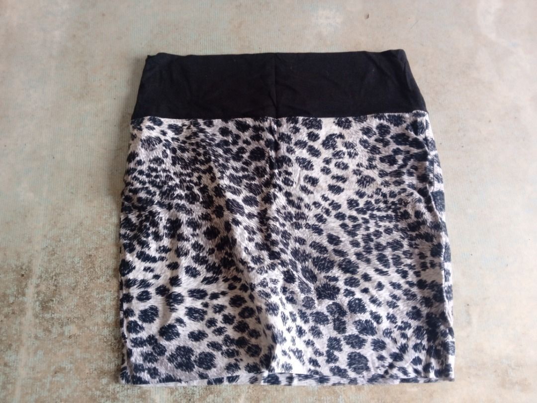 Skirt & Scarf USBNEWTAG (Category: Skirts) located in Los Banos. Submitted by mania-62906 (Listing ID 1470598024, Image 1). Description: BNEWTAG. Skirt US Large but more of US Medium. ( Matured adults) Scary Free Size. Similar pattern yet not identical brand APT.