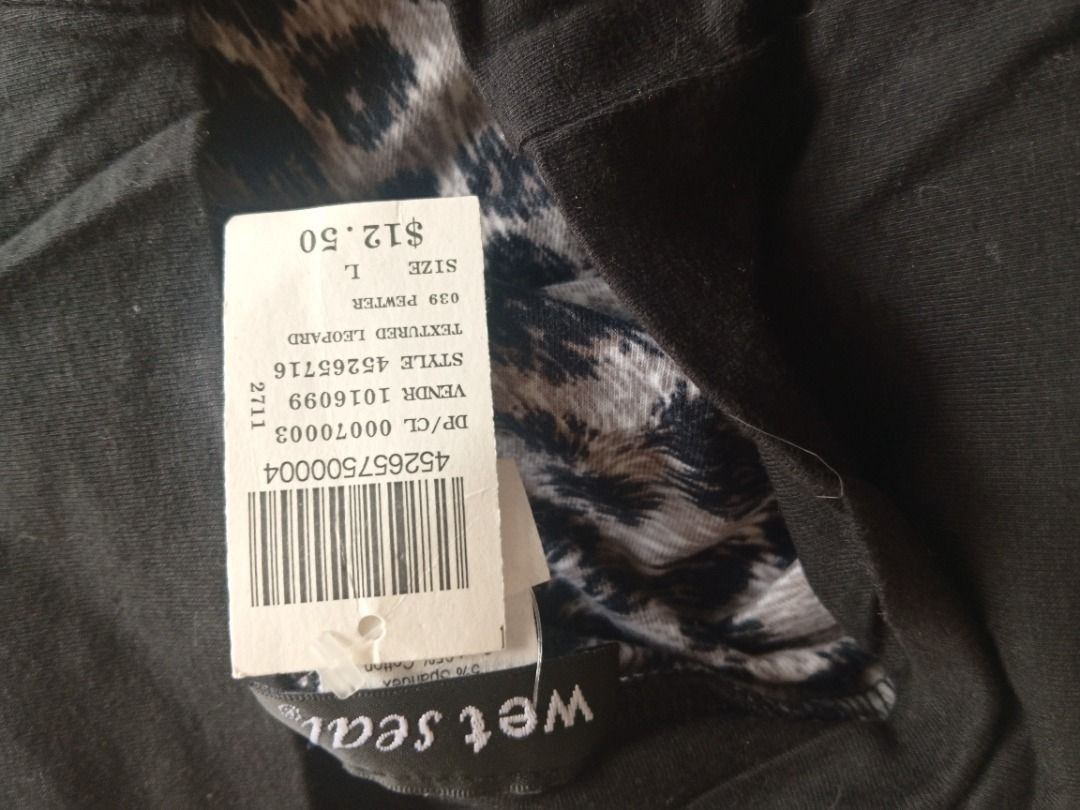 Skirt & Scarf USBNEWTAG (Category: Skirts) located in Los Banos. Submitted by mania-62906 (Listing ID 1470598024, Image 2). Description: BNEWTAG. Skirt US Large but more of US Medium. ( Matured adults) Scary Free Size. Similar pattern yet not identical brand APT.