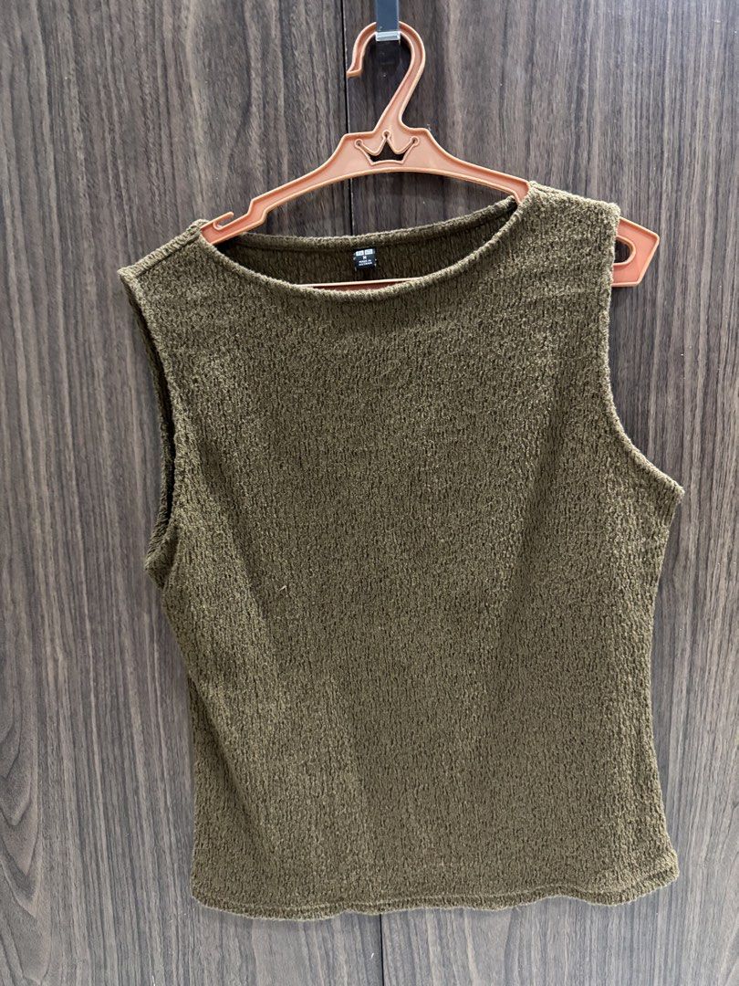 Sleeves crumpled top (Category: Sleeveless) located in Pasig City. Submitted by kodak.blue (Listing ID 1470694882, Image 1). Description: .