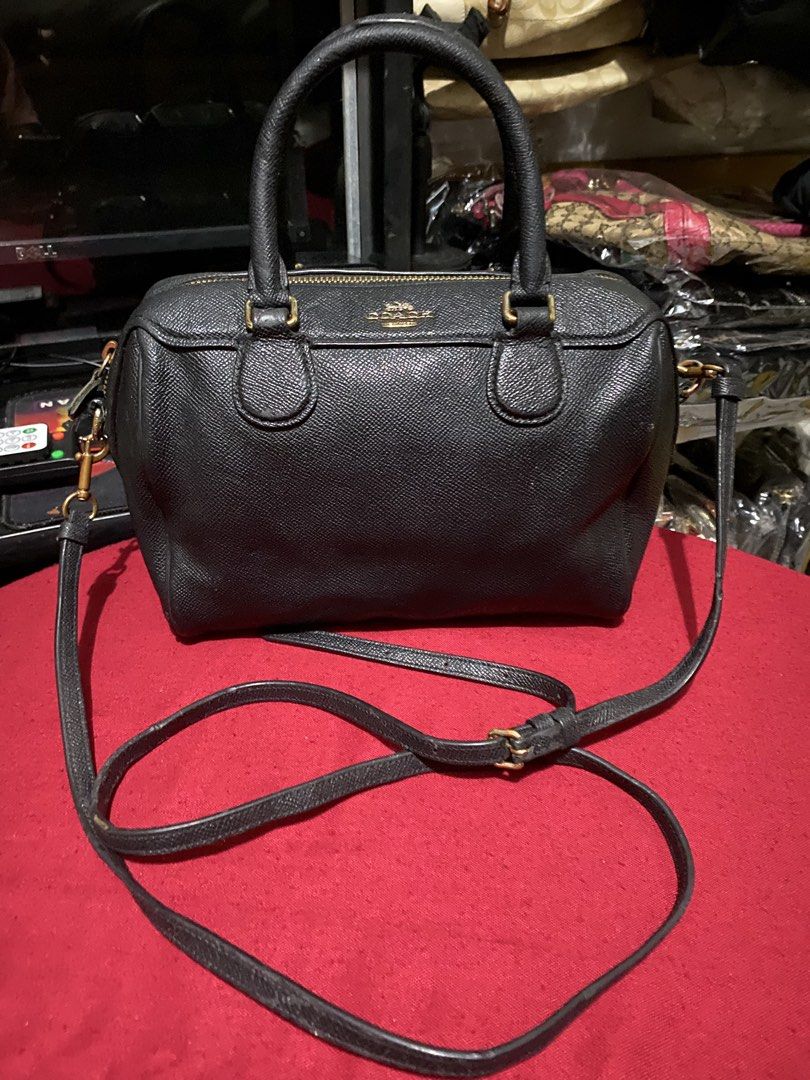 Sling bag (Category: Cross-body Bags) located in Manila. Submitted by gelaimarieh (Listing ID 1470632900, Image 3). Description: .