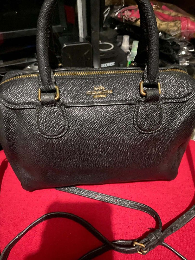 Sling bag (Category: Cross-body Bags) located in Manila. Submitted by glaiza02 (Listing ID 1470668418, Image 1). Description: .