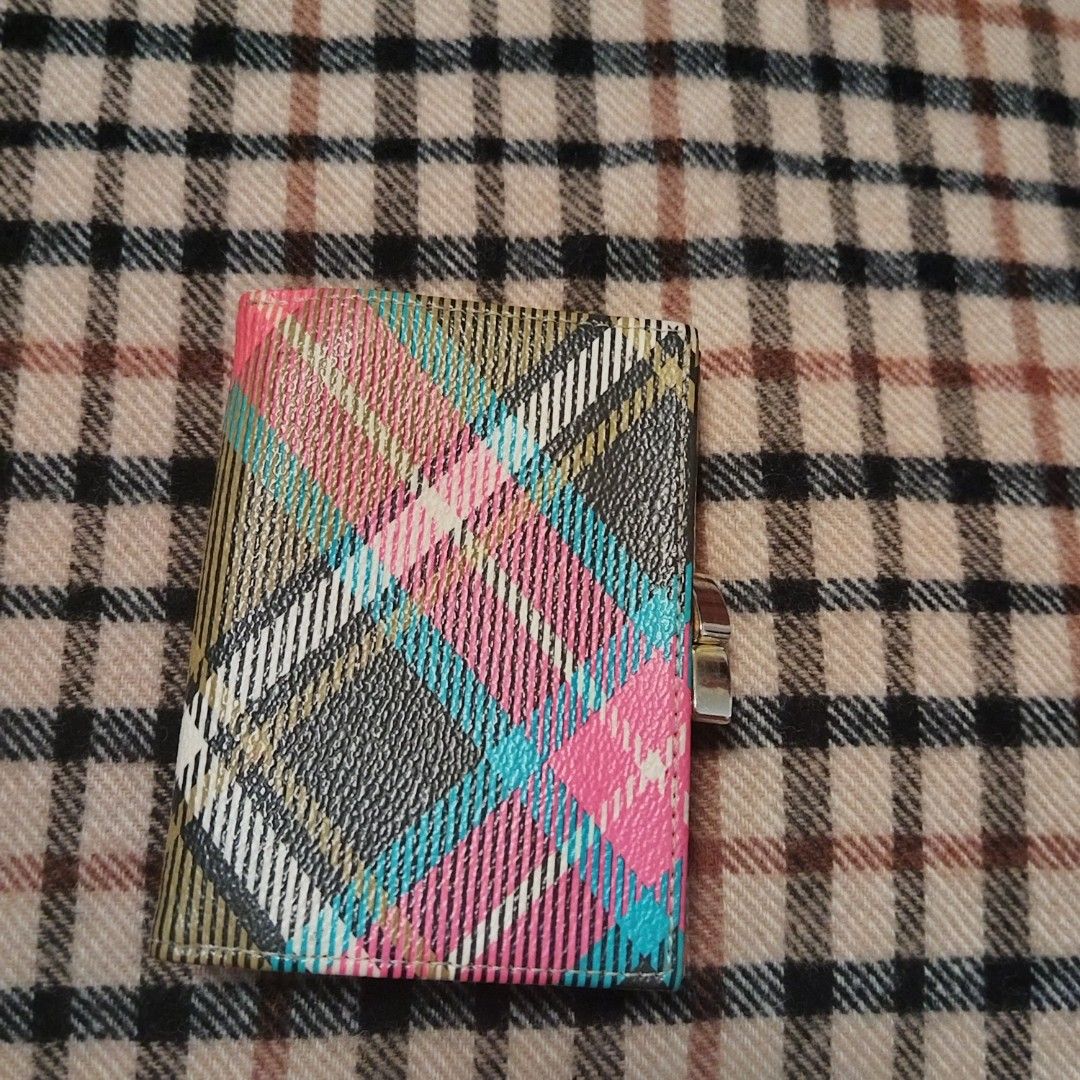 Small Wallet (Category: Wallets & Card holders) located in Bulacan. Submitted by brandedbagspreloved (Listing ID 1470607777, Image 3). Description: no issue maganda pa.