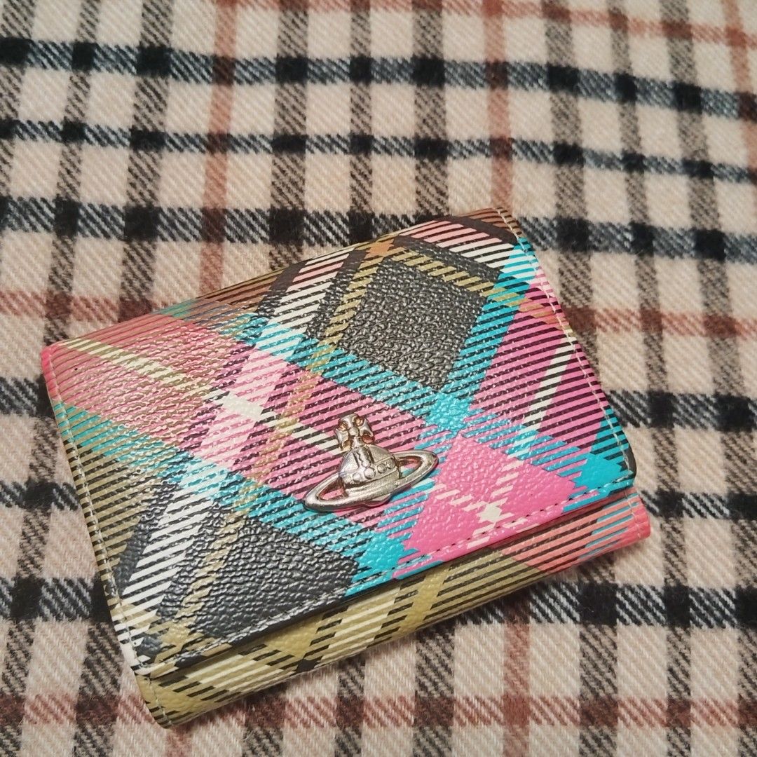 Small Wallet (Category: Wallets & Card holders) located in Bulacan. Submitted by brandedbagspreloved (Listing ID 1470607777, Image 1). Description: no issue maganda pa.