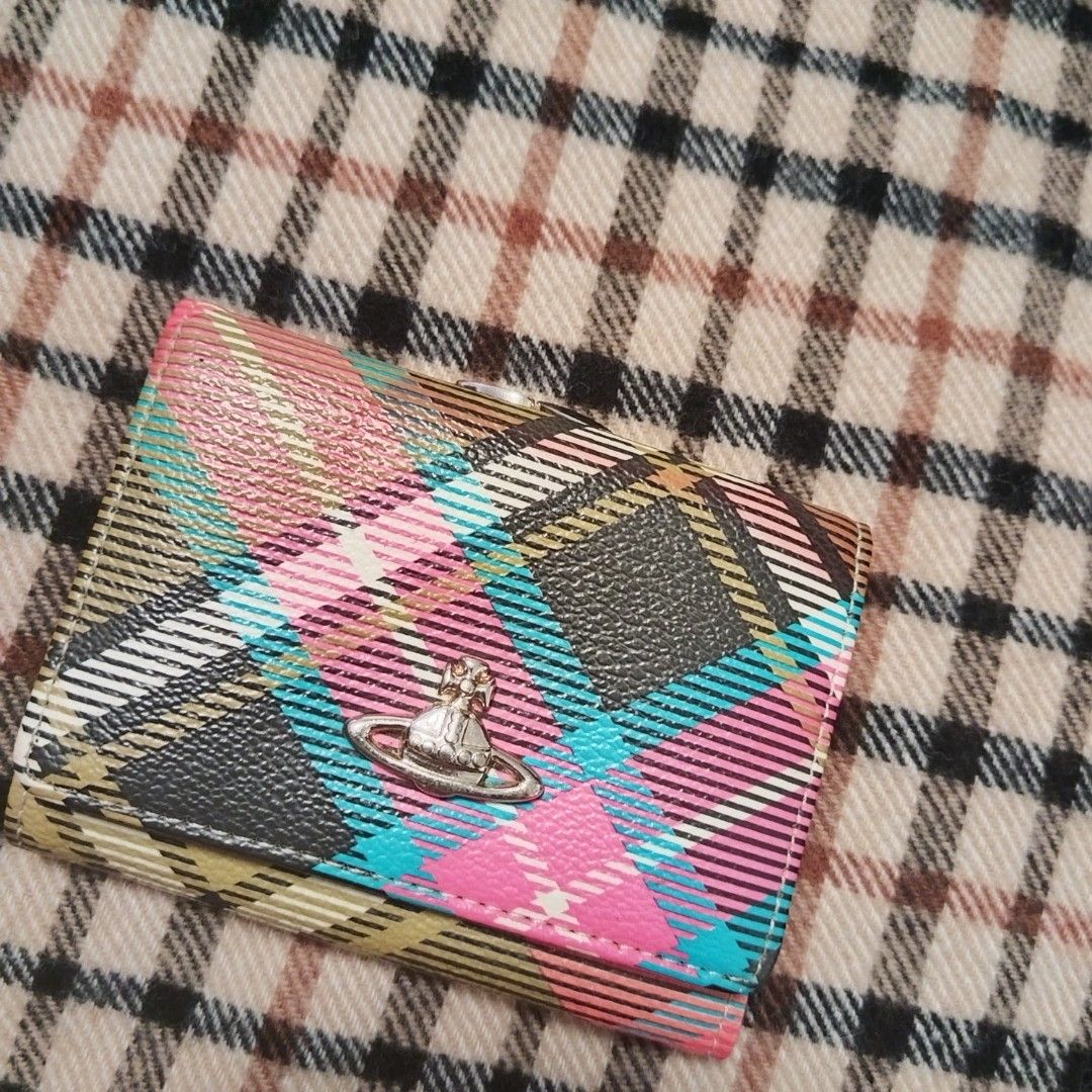 Small Wallet (Category: Wallets & Card holders) located in Bulacan. Submitted by brandedbagspreloved (Listing ID 1470607777, Image 2). Description: no issue maganda pa.