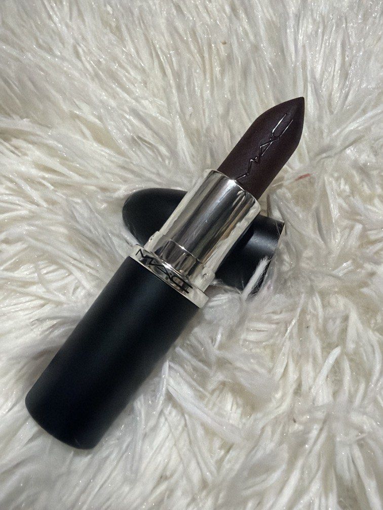 SMOKED PURPLE MACXIMAL MATTE LIPSTICK (Category: Makeup) located in Pugo. Submitted by caztraine (Listing ID 1470688751, Image 2). Description: 8pcs left.